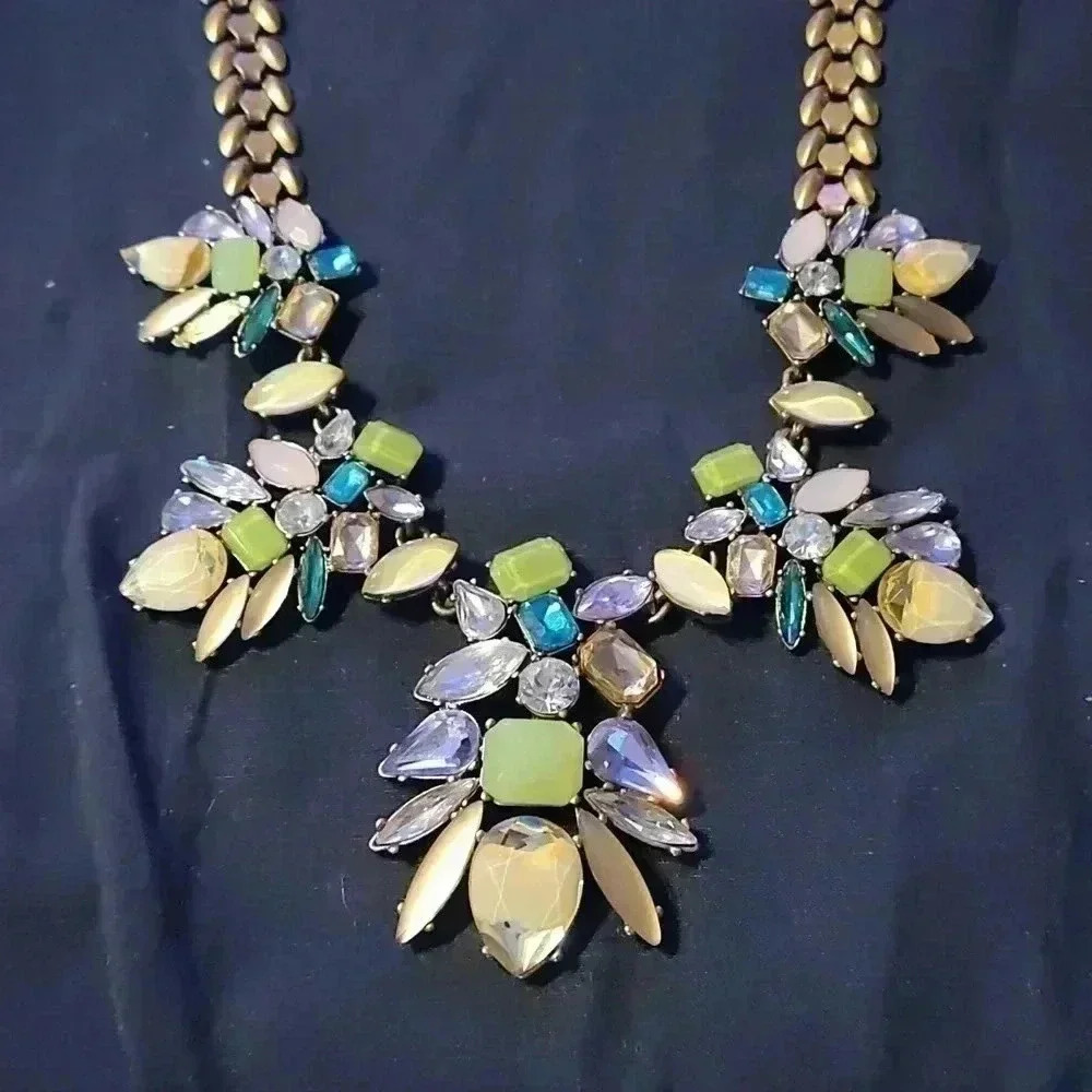 Lovely and large Stella and Dot stone necklace
